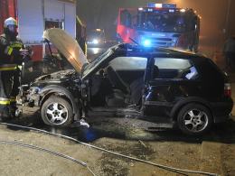 Młodzi kierowcy rozbili samochody na latarniach