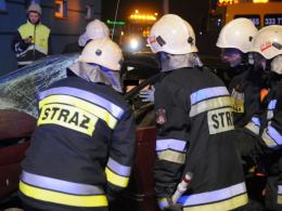 Młodzi kierowcy rozbili samochody na latarniach