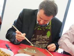 Marszałek wymalował bombkę, a wiceprezydent ozdobił piernika