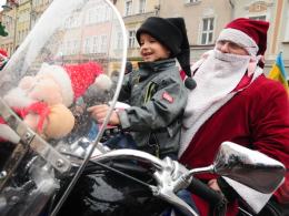 - Nie dopisał śnieg, renifera musiałem zamienić na motocykl - mówi Leszek Pejs, motocyklista z Niemodlina.