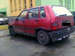 Do pobicia i kradzieży doszło w fiacie uno, którym podróżowali pechowi autostopowicze.