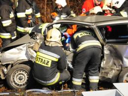 By uwolnić uwięzionego w aucie mężczyznę, strażacy musieli użyć narzędzi hydraulicznych.