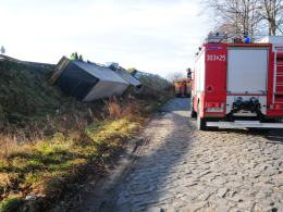Ciężarówka spadła z wiaduktu w Dąbrowie