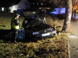 Szok! Kierowca po wypadku zawisł na drzewie