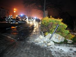 Pijany kierowca rozbił auto na murze