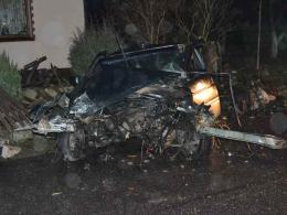 21-letni kierowca uderzył w drzewo, z auta wypadł silnik