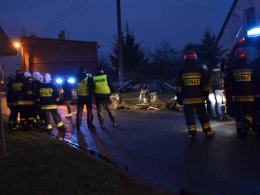 21-letni kierowca uderzył w drzewo, z auta wypadł silnik