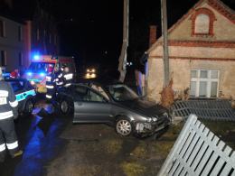 Pijany kierowca wjechał w słup, mieszkańcy ul. Grudzickiej bez prądu