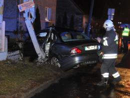 Pijany kierowca wjechał w słup, mieszkańcy ul. Grudzickiej bez prądu