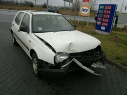 Volkswagen przewrócił latarnię na obwodnicy Opola
