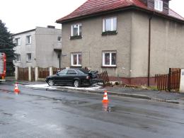 Pijany kierowca staranował ogrodzenie... tyłem
