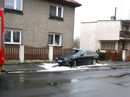 Pijany kierowca staranował ogrodzenie... tyłem