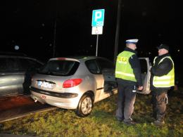 Pijany 75-latek uderzył w słupki i odjechał