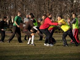 Miłośnicy futbolu amerykańskiego trenują raz w tygodniu po 2 godziny.