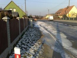 Rozlane szambo zamarzło na drodze w Skarbiszowie