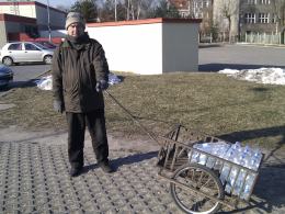 Mieszkańcy obawiają się, że naprawa potrwa długo i zaopatrują się w wodę.