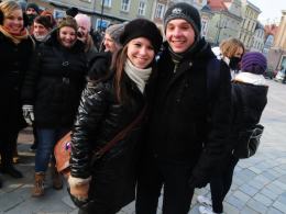 Anna Drozd i Tomasz Kaczmarczyk wierzą, że tradycyjny polonez na Rynku zapewni im powodzenie na maturze.