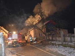 Pożar domu pod Brzegiem. Ucierpiała starsza kobieta.