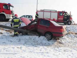 Volkswagen wjechał w słup