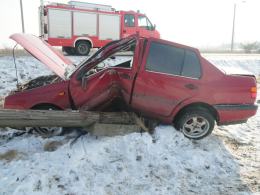 Volkswagen wjechał w słup