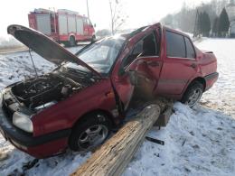 Volkswagen wjechał w słup