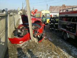 Zderzenie samochodu ze słupem, ranne dwie osoby