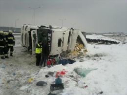 Wypadek ciężarówki na autostradzie, kierowca ciężko ranny