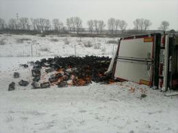 Wypadek ciężarówki na autostradzie, kierowca ciężko ranny