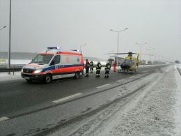 Wypadek ciężarówki na autostradzie, kierowca ciężko ranny