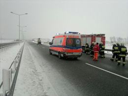 Wypadek ciężarówki na autostradzie, kierowca ciężko ranny
