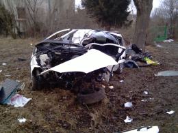 Wypadek w Komornie, 25-latek walczy o życie