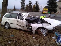 Wypadek w Komornie, 25-latek walczy o życie