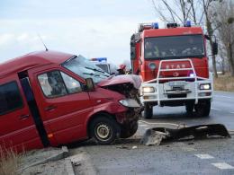 Wypadek busa, ciężko ranną kobietę zabrał śmigłowiec LPR
