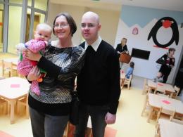 Półroczna Hania Jasek z rodzicami, podczas pierwszego dnia w nowym żłobku przy ul. Wygonowej.
