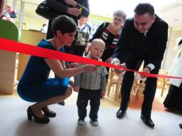 W uroczystym otwarciu placówki władzom miasta i dyrekcji żłobka pomagali także jego podopieczni.