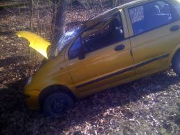 Matiz uderzył w drzewo, dwie osoby ranne