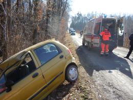 Matiz uderzył w drzewo, dwie osoby ranne