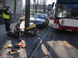 18-latek wjechał skuterem w autobus