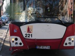 18-latek wjechał skuterem w autobus