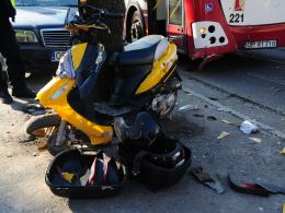 18-latek wjechał skuterem w autobus