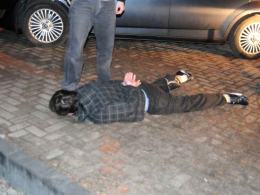 Bandyta napadł na młodą kobietę