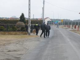 Policjanci strzelali w kierunku 19-letniego złodzieja. Porzucił samochód