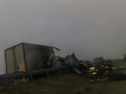 Na autostradzie spłonęła naczepa ciężarówki