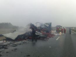 Na autostradzie spłonęła naczepa ciężarówki