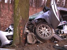 Mazda uderzyła w drzewo, kierowca ranny