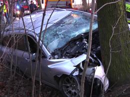 Mazda uderzyła w drzewo, kierowca ranny
