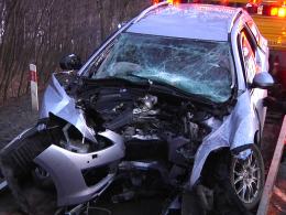 Mazda uderzyła w drzewo, kierowca ranny