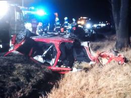 Groźny wypadek w Dąbrowie, trzy osoby ranne. Sprawca uciekł