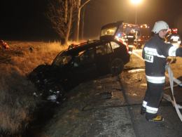 Groźny wypadek w Dąbrowie, trzy osoby ranne. Sprawca uciekł