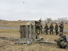 Żołnierze trenowali też rzut granatem bojowym.